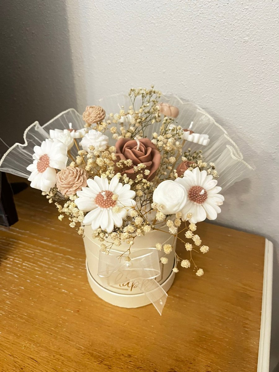 🌷 Ürün Adı: Zarif Kutuda El Yapımı Dekoratif Çiçek Aranjmanı